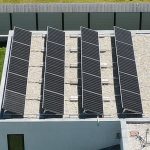 Napelemes rendszer lapostetőn oldalról